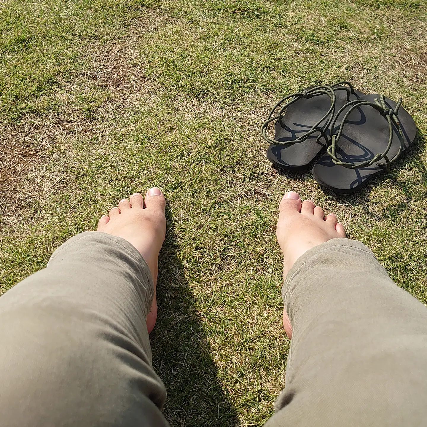 ランチ後、広場で休憩。　天気もいいし、裸足が気持ちいい。　#アーシング #マンサンダル