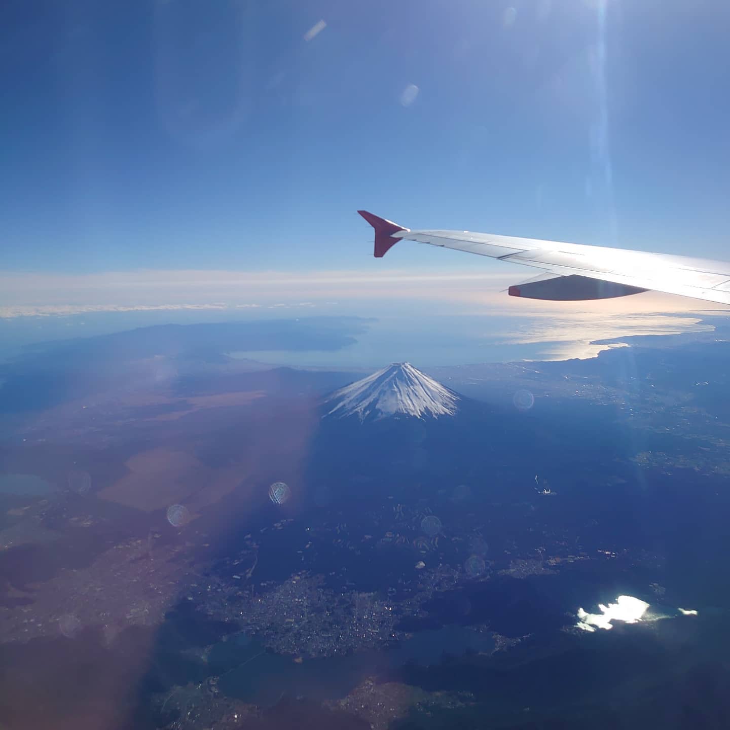 今日は上空が強風のためいつもより低飛行だそうですよ。　#富士山 #飛行機からの景色